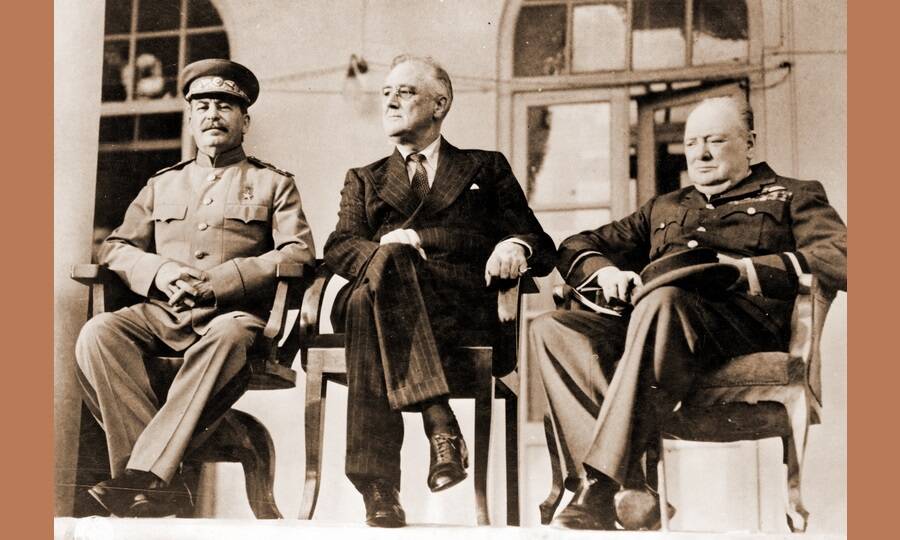 Иосиф Сталин, Франклин Делано Рузвельт и Уинстон Черчилль на Тегеранской конференции, ноябрь 1943 года